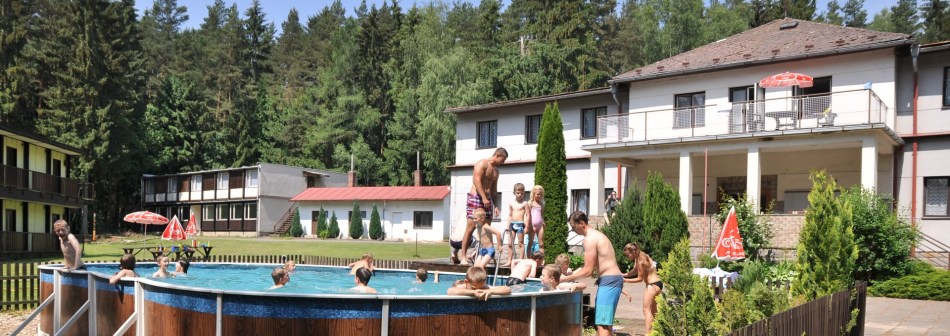 hlavní budova s bazénem