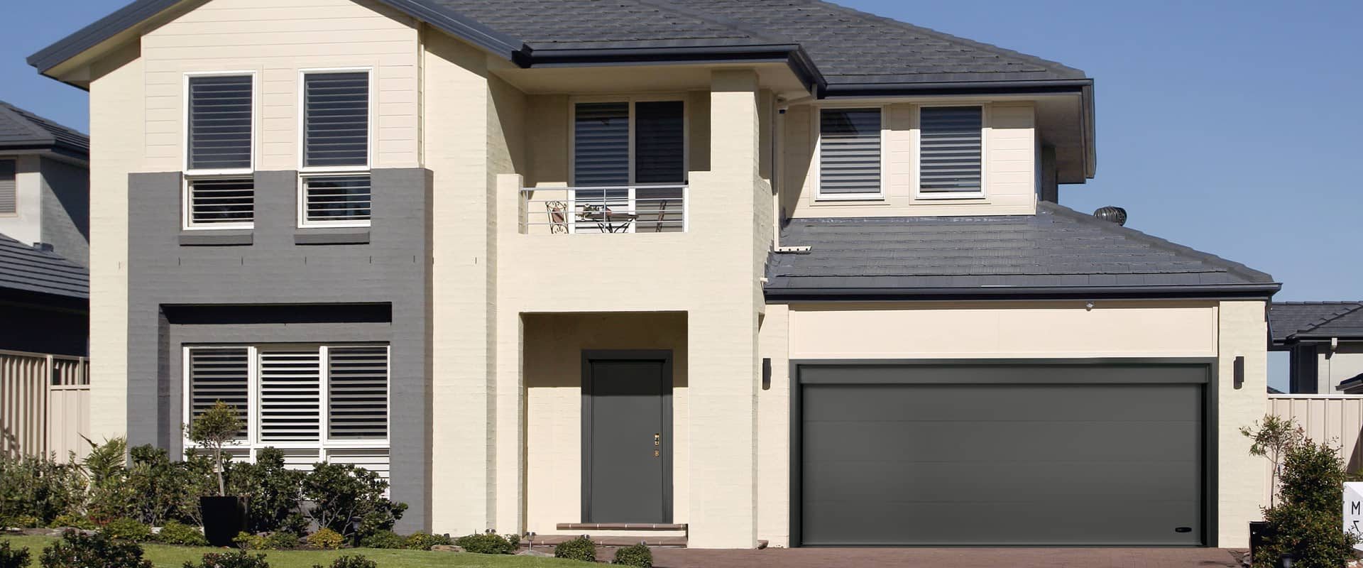 BYTOVÁ SEKČNÍ VRATA A ROLETY