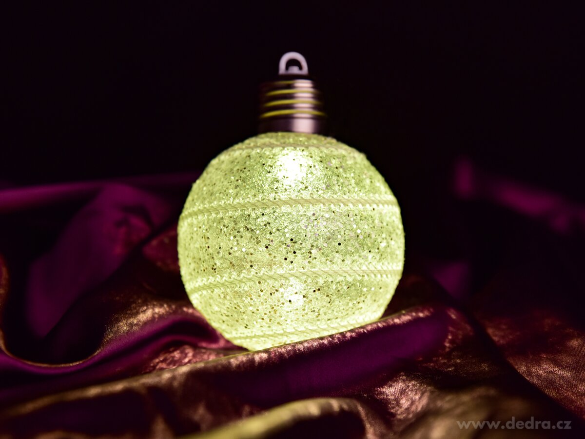 SVÍTÍCÍ LED KOULE