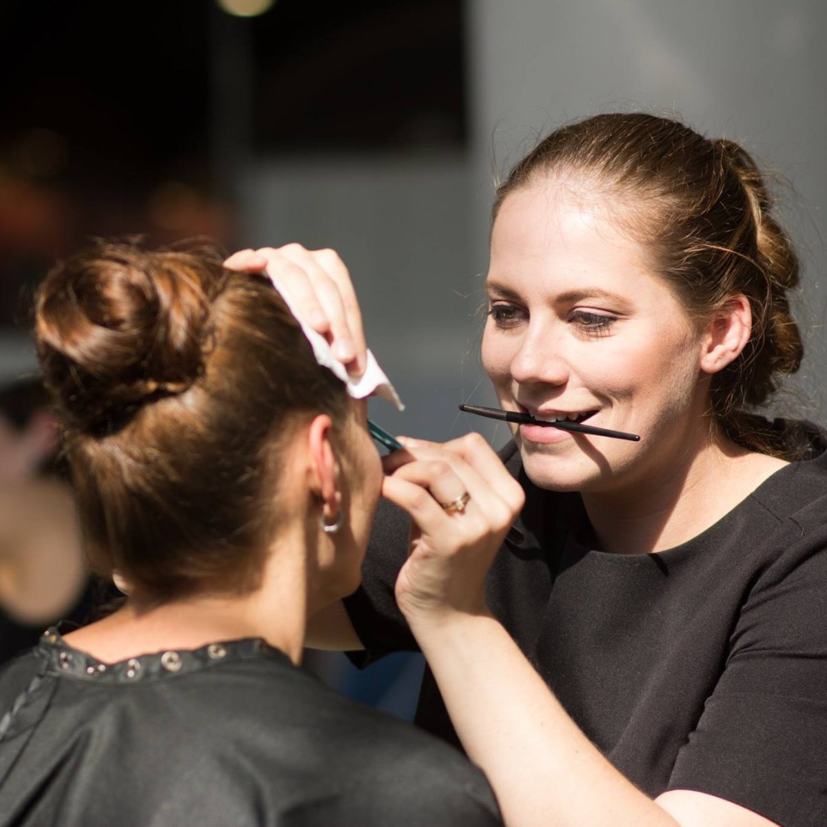 Vizážistka při práci