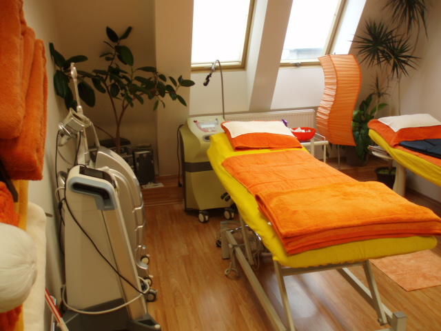 Treatment room with BTL device and plants under a skylight