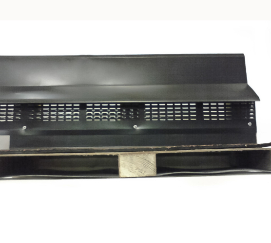 Plechové odvětrání ke zdi